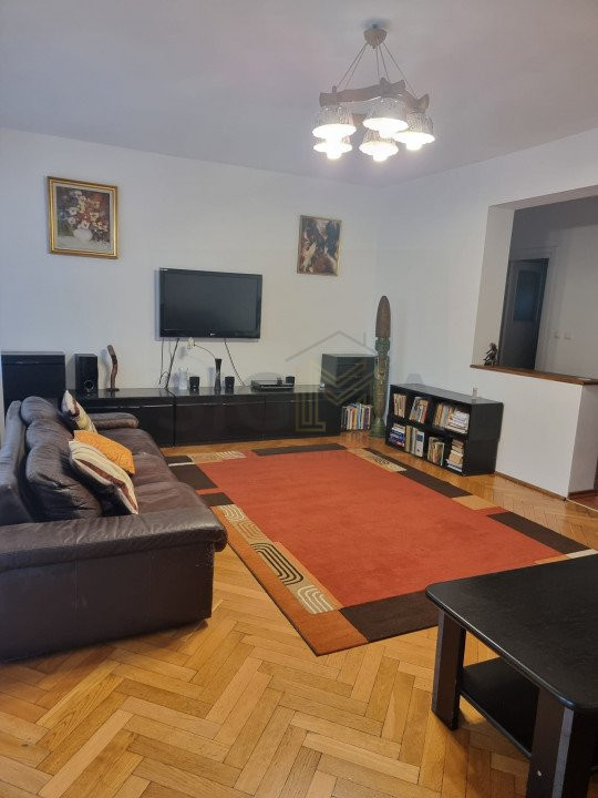 Apartament cu trei camere de inchiriat in Plopilor!