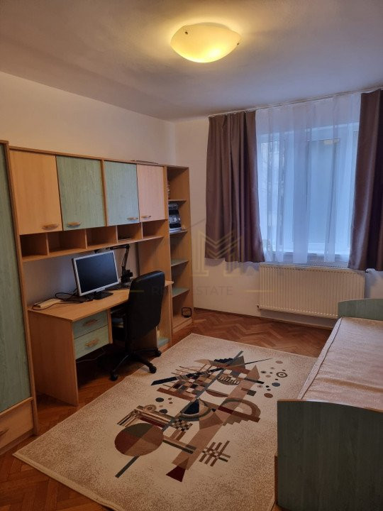 Apartament cu trei camere de inchiriat in Plopilor!