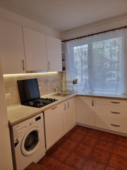 Apartament cu trei camere de inchiriat in Plopilor!